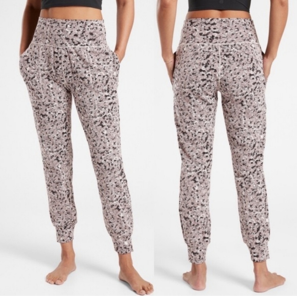 Athleta Salutation Textured Jogger Size L